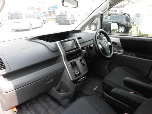 トヨタ ZRR70W ヴォクシー