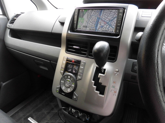 トヨタ ZRR70W ヴォクシー