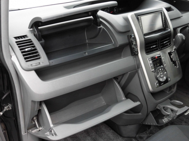 トヨタ ZRR70W ヴォクシー