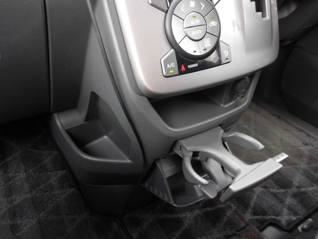 トヨタ ZRR70W ヴォクシー