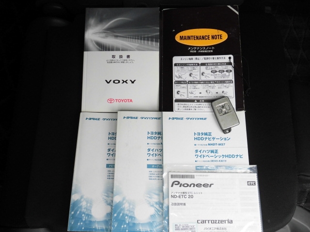 トヨタ ZRR70W ヴォクシー