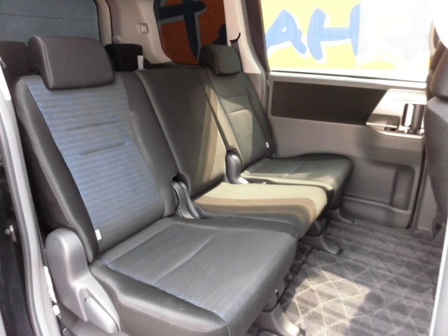 トヨタ ZRR70W ヴォクシー