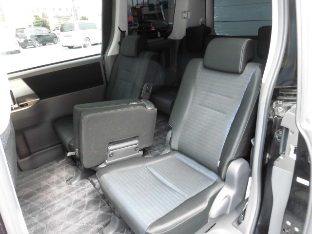 トヨタ ZRR70W ヴォクシー