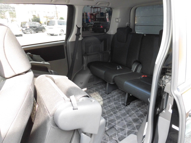 トヨタ ZRR70W ヴォクシー