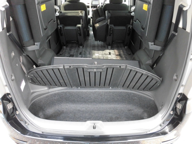 トヨタ ZRR70W ヴォクシー