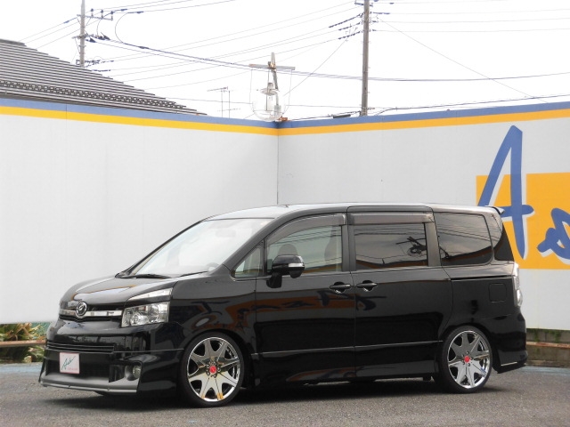 トヨタ ZRR70W ヴォクシー
