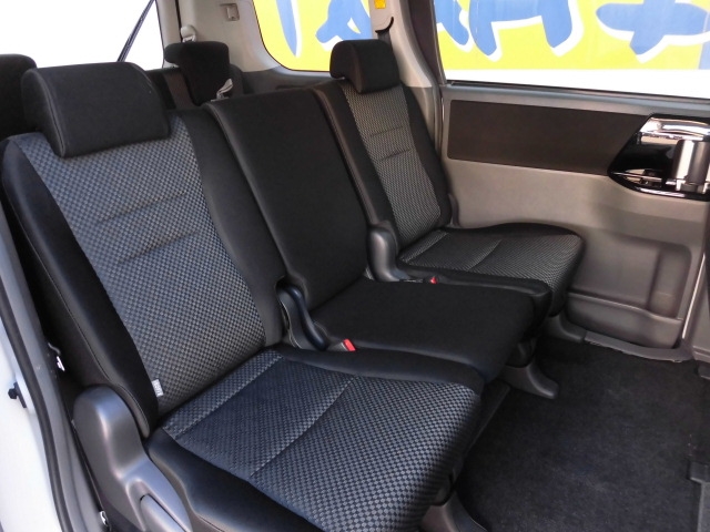トヨタ ZRR70 ノア