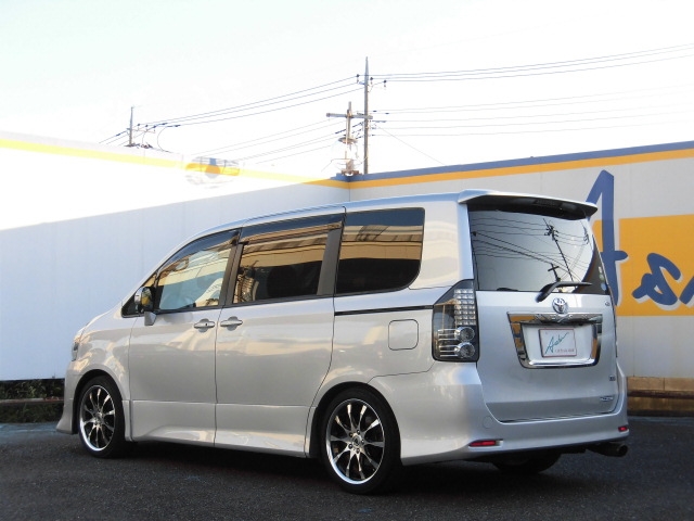 トヨタ ZRR70W ノア