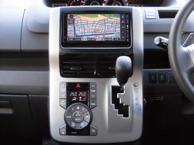 トヨタ ZRR70W ノア