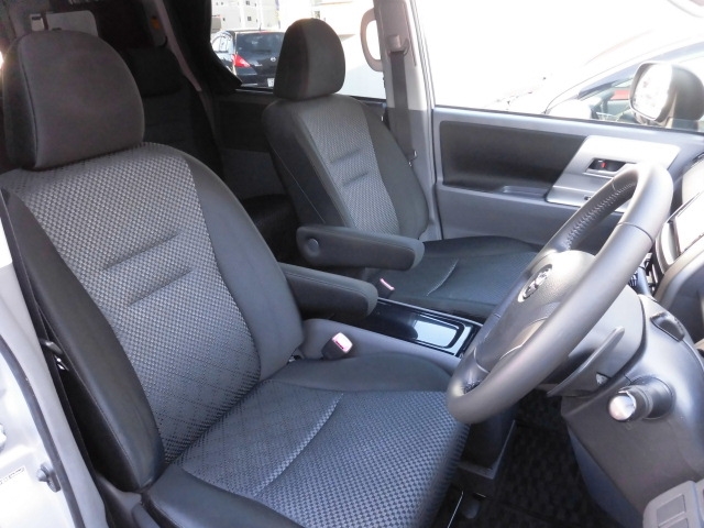 トヨタ ZRR70W ノア