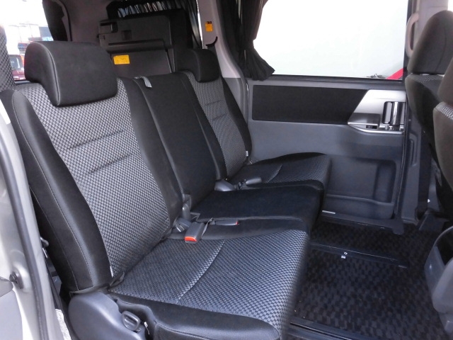 トヨタ ZRR70W ノア