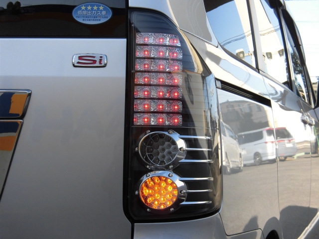 トヨタ ZRR70W ノア
