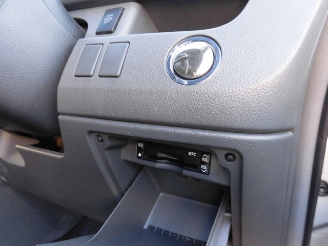 トヨタ ZRR70W ノア