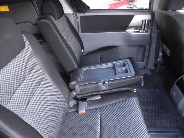 トヨタ ZRR70W ノア
