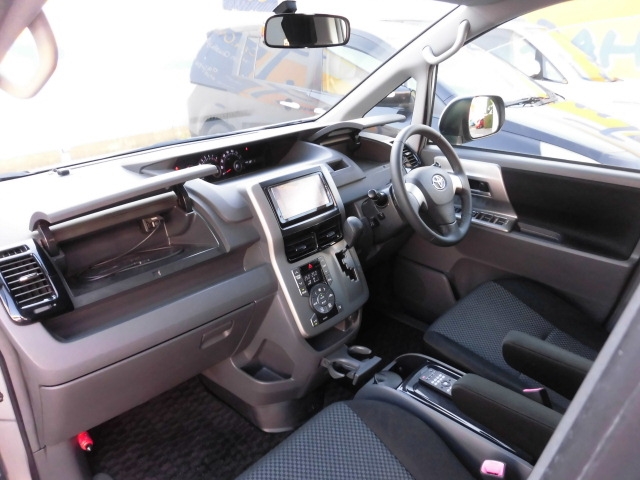 トヨタ ZRR70W ノア