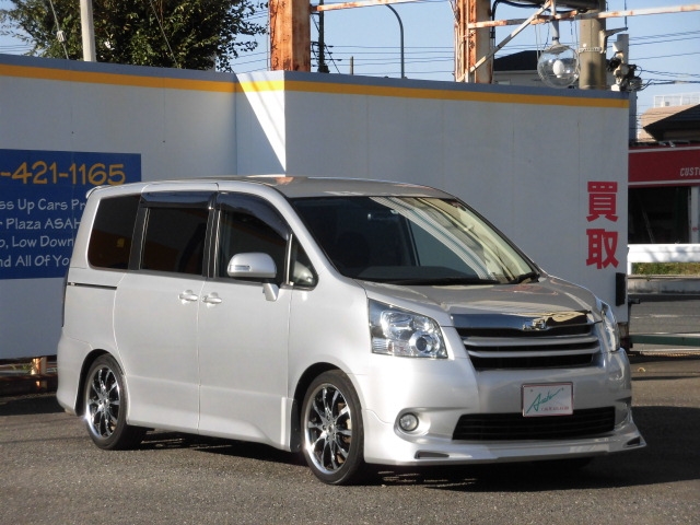 トヨタ ZRR70W ノア