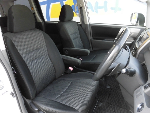 トヨタ ZRR70W ノア