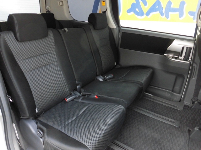 トヨタ ZRR70W ノア