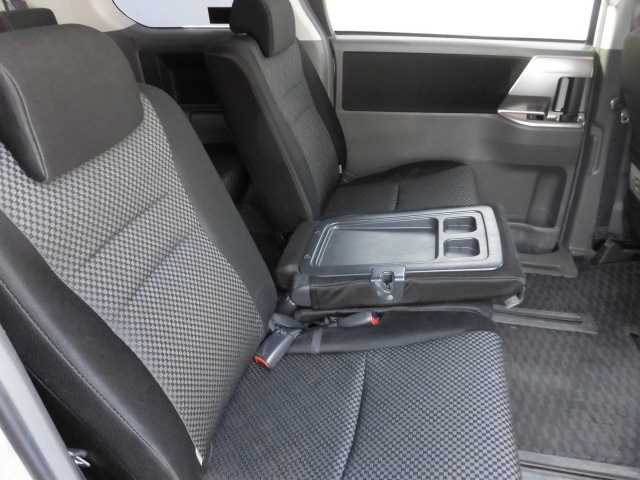 トヨタ ZRR70W ノア