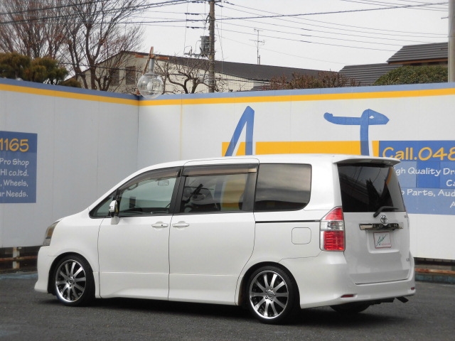 トヨタ ZRR70W ノア